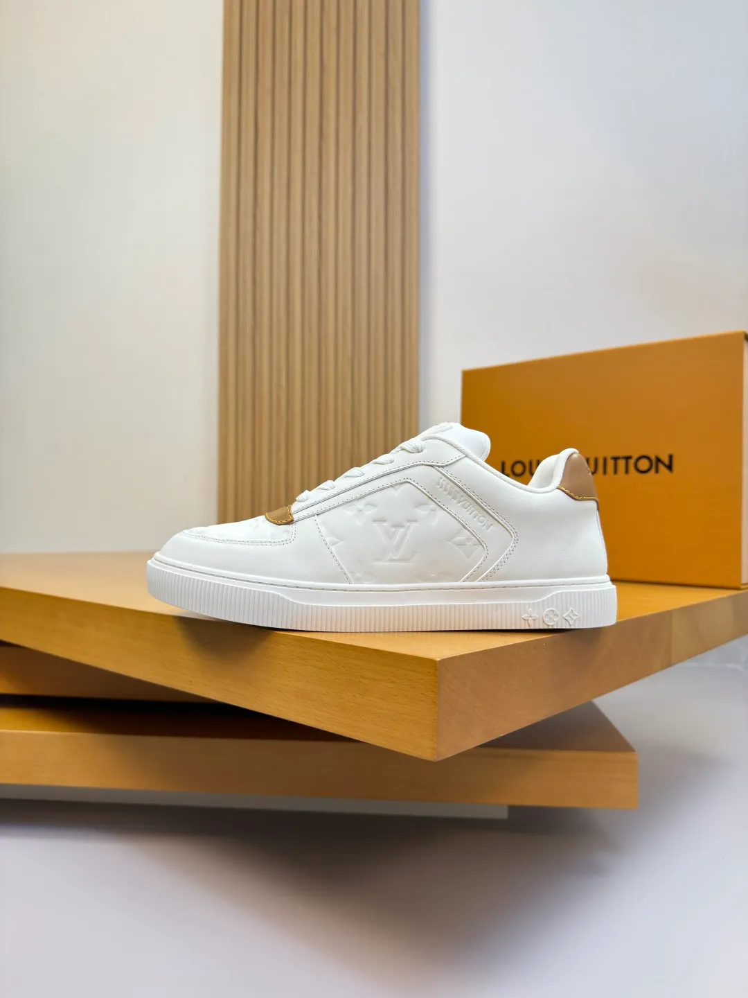 [L Home] Top P: 740💰 Size: 39-44 (customized for 38.45) 2026🆕 Lv new men's high-end original casual sports sneakers Upper: 🔝Nappa calfskin. Air-pressured brand totem, toe box, heel. Air-pressured brand logo, tongue. Sewn brand plastic module Lining: Brand canvas Outsole: Ultra-light TPR rubber; Molded outsole Super high quality control and fine workmanship.